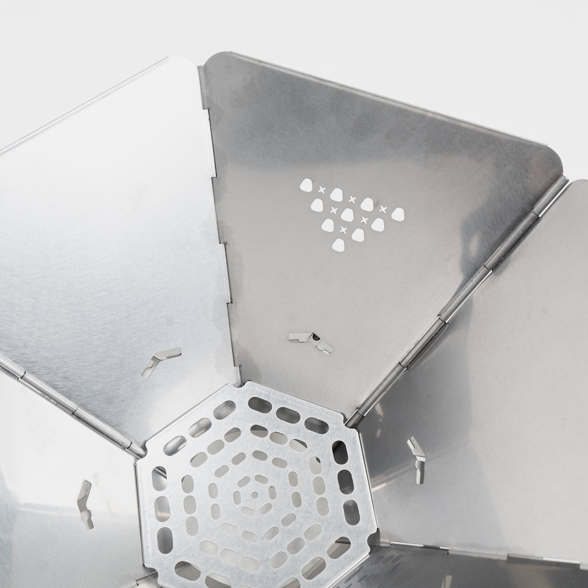 Innenansicht eines faltbaren, silbernen Kochtopfs aus Edelstahl mit perforiertem Boden.