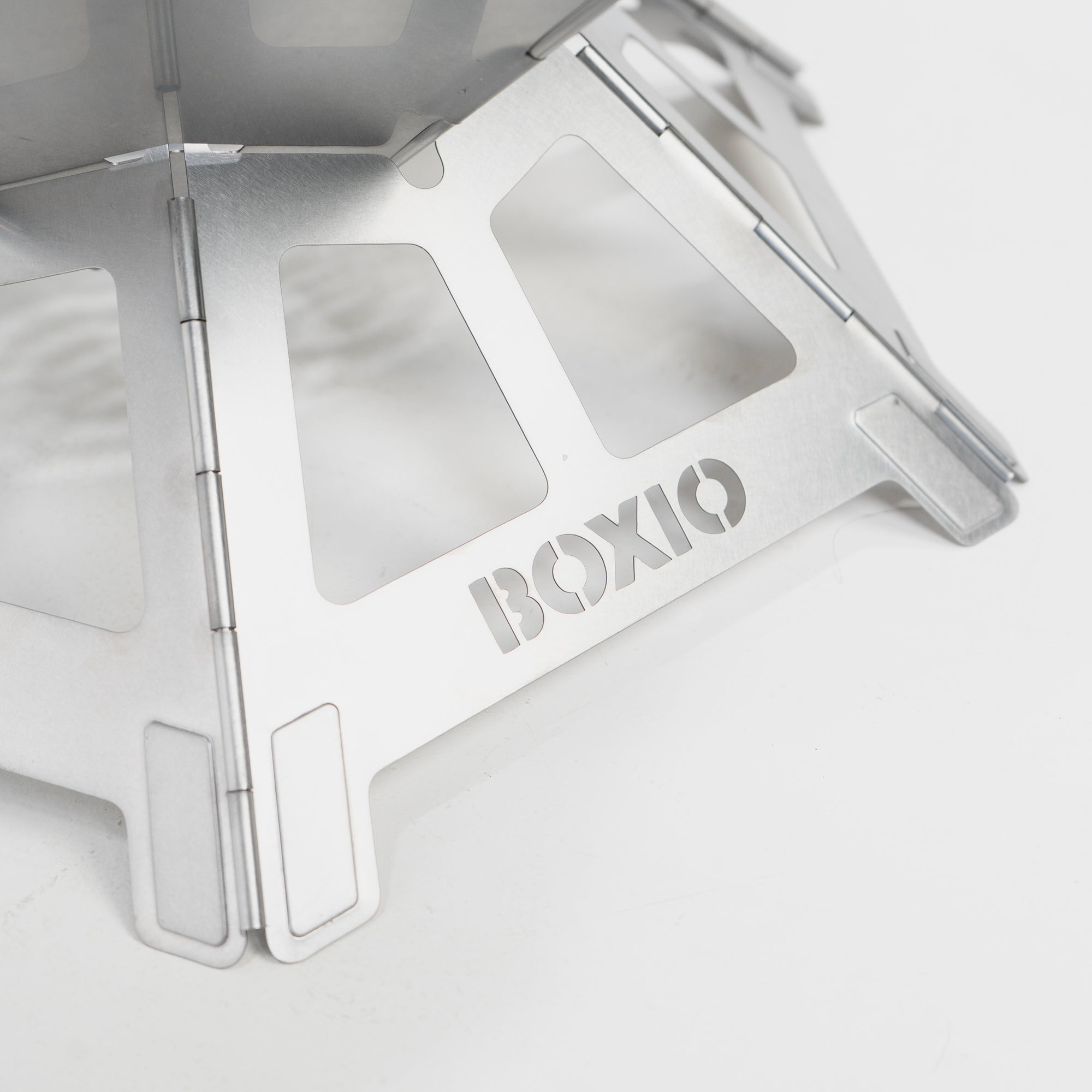 Edelstahl-Ständer mit Ausschnitten und dem Schriftzug „BOXIO“, geeignet für mobile Outdoor-Küchen.